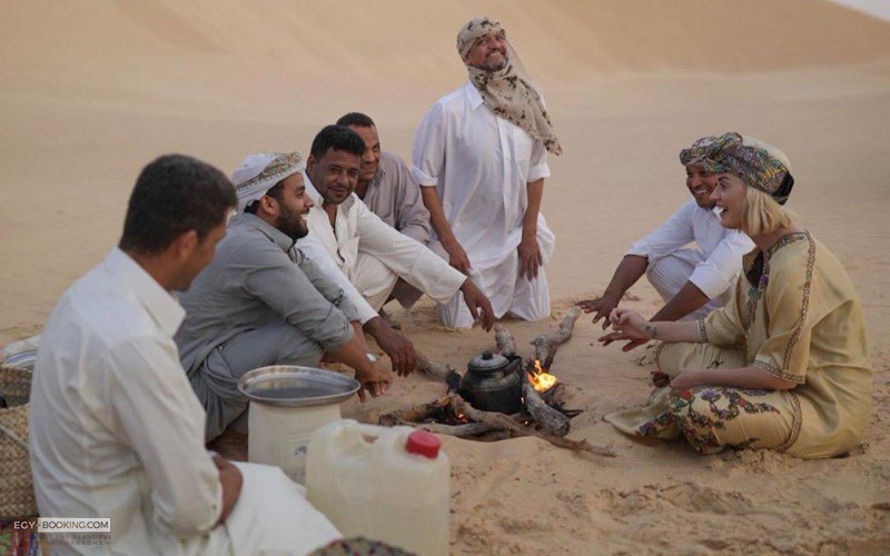 Katy Perry in Egypt .. And a tea session in Siwa and a visit to the pyramids