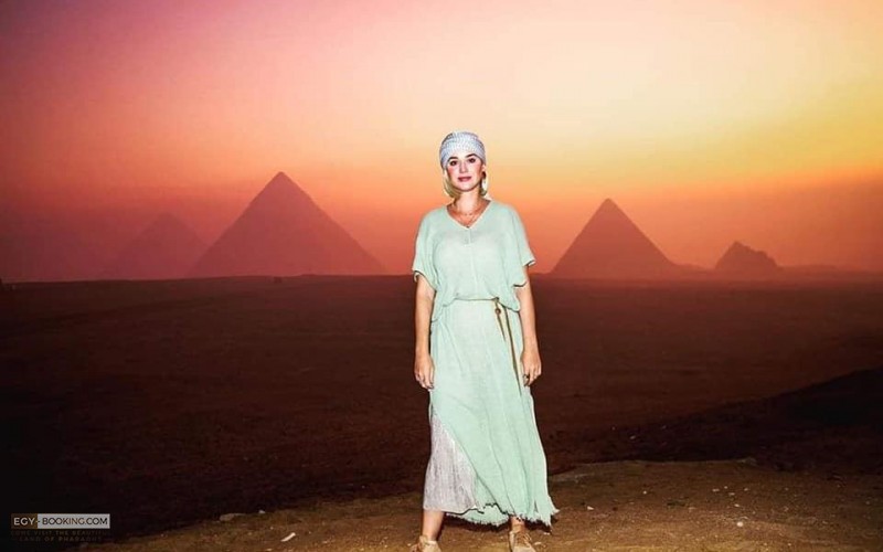 Katy Perry in Egypt .. And a tea session in Siwa and a visit to the pyramids