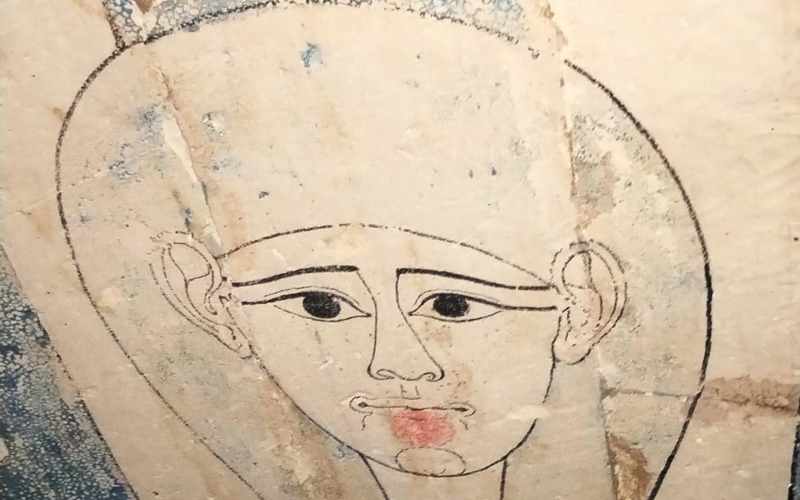لكشف عن مجموعة من الألسنة والأظافر الذهبية لمومياوات داخل مقابر من العصر البطلمي