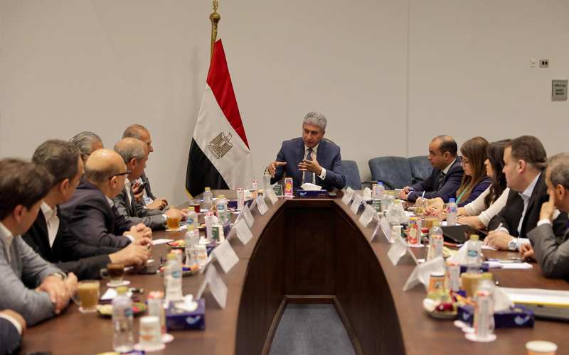 وزير الآثار يتابع تطوير التشغيل التجريبى للخدمات السياحية بأهرامات الجيزة