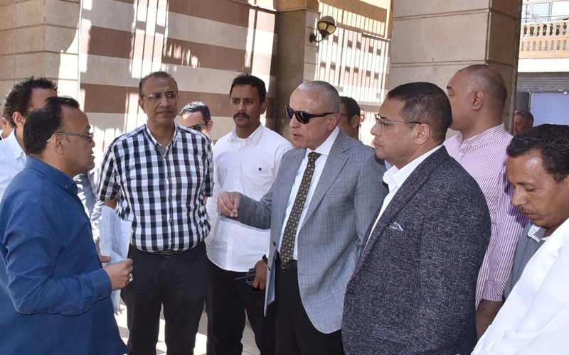 محافظة الأقصر يتفقد سوق مرحباً لبحث شكاوى أصحاب البازارات وحلها لخدمة السياحة