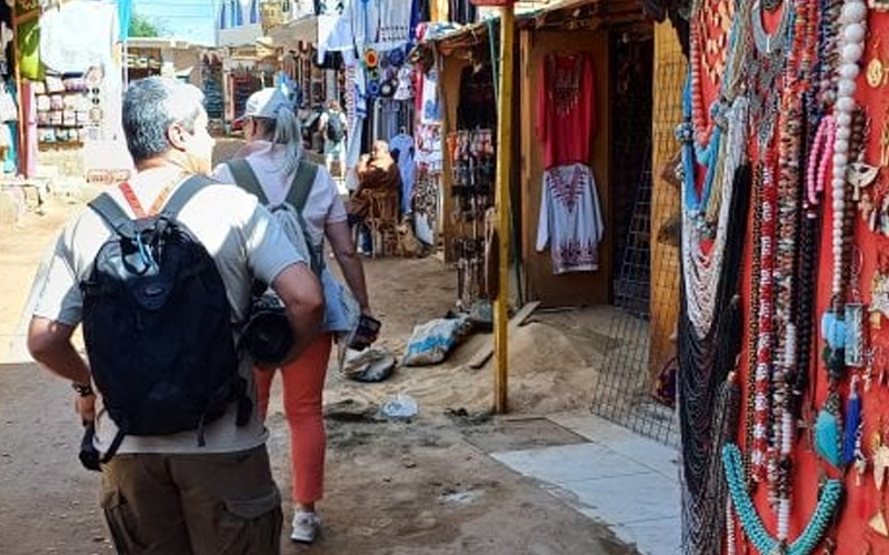 السوق السياحى فى قرية غرب سهيل النوبية بأسوان يجذب السياح الأجانب