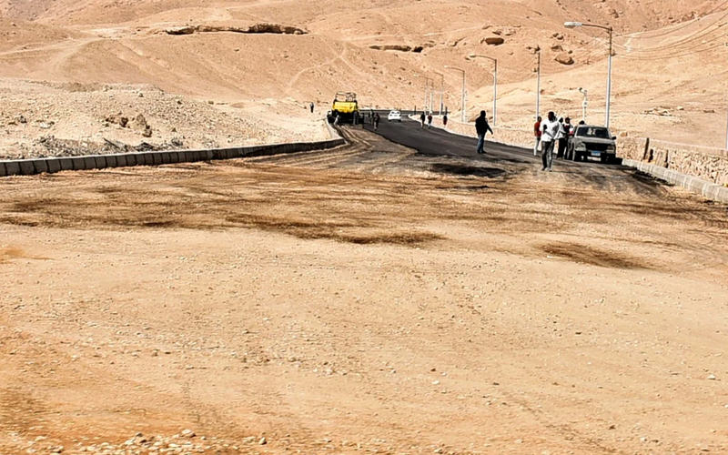 مدينة القرنة تجرى أعمال سور ترعة ضوه على المسار السياحى