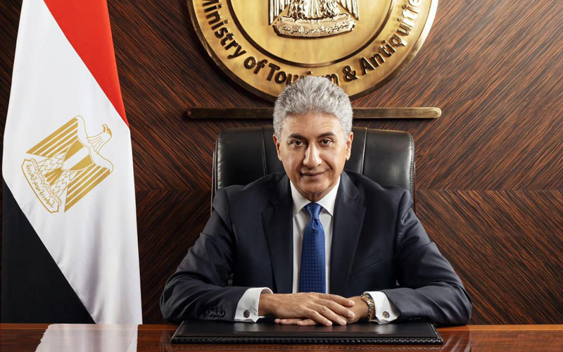 وزير السياحة يتفقد اللمسات النهائية لمشروع تطوير الخدمات بالأهرامات