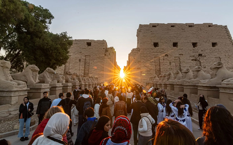 السياحة: آلاف السياح رصدوا ظاهرة تعامد الشمس بمعبد الكرنك