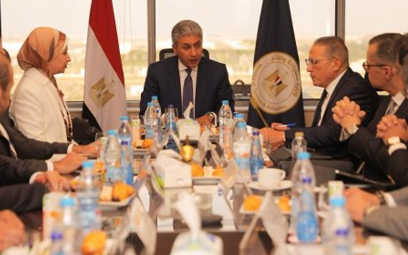وزير السياحة والآثار يناقش مع ممثلى القطاع الخاص تحسين "الاستثمار السياحى"
