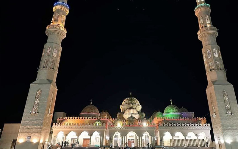 السياحة الشتوية بالغردقة.. انبهار السياح بالفن المعمارى فى مسجد الميناء الكبير