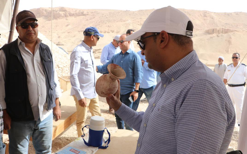 الأمين العام للمجلس الأعلى للآثار يتفقد "المقاصير الجنوبية" بمعبد الأخ منو