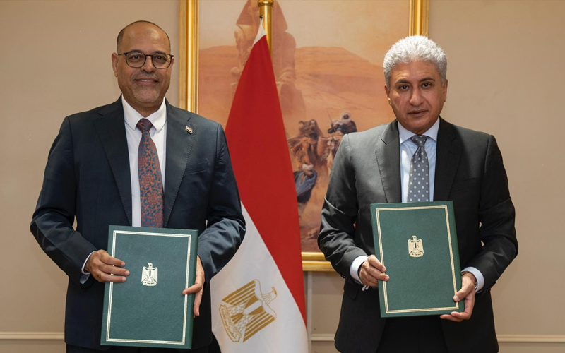 وزيرا السياحة والآثار والعمل يوقعان بروتوكول تعاون بشأن شروط وضوابط الترخيص لوحدات الإقامة الفندقية