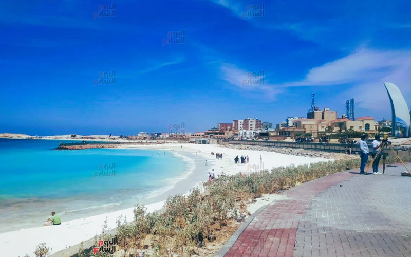 مرسى مطروح تتزين استقبالا للمصيفين.. تطوير الكورنيش لدعم السياحة