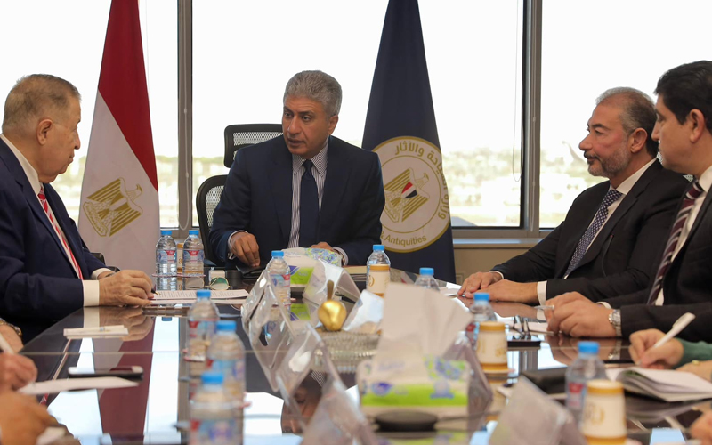 وزير السياحة والآثار يعقد اجتماعاً مع اتحاد المستثمرين المصريين